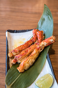 烤焦蟹牛扒食物烹饪炙烤盘子海鲜用餐黄油螃蟹国王图片