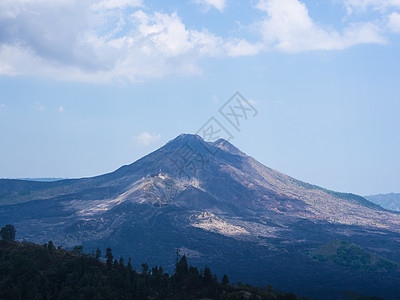 京打马尼火山巴厘岛火山 来自巴厘金塔马尼的阿贡山农村念珠菌火山假期旅行天空绿色古农蓝色爬坡背景