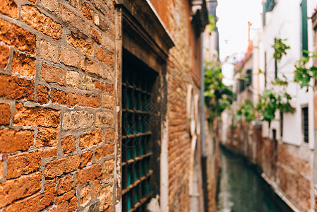 意大利古老的威尼斯街道蓝色旅行缆车历史性旅游假期建筑学街道房子城市图片