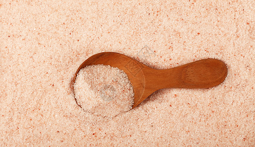 木勺子粉红色喜马拉雅盐中特写木勺勺背景