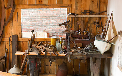 收集粗略工作台的老式木工工具工作工匠木匠手工作坊木头锤子木材体力劳动钳子图片