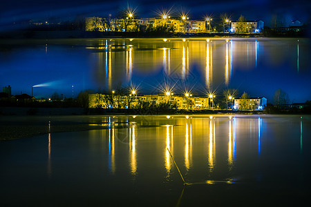 夜间的风景 即水中城市的反射图片