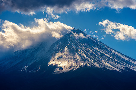 日本的藤山 暗色音调图片