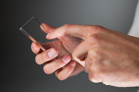 持有未来透明电话的手势技术空白细胞工具电子触摸屏创新玻璃男人人士图片