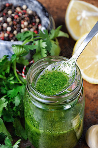 绿色酱汁 调味沙拉树叶香蒜素食者调味品青菜肉汁玻璃罐柠檬香料烹饪图片