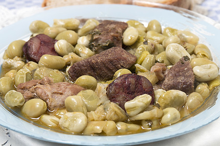 典型的法瓦豆炖美食文化豆子烹饪食物传统香肠面包盘子桌子图片