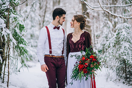 新郎和新娘在喀尔巴阡山散步皮肤幸福白色裙子婚礼山脉戏服绣花胡须夫妻图片