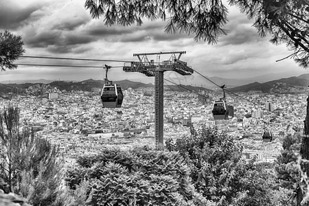 Montjuic 缆车和背景中的城市景观 巴塞罗那 卡塔旅游办公室商业市中心天空游客全景旅行电缆天际图片