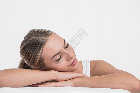 女人睡在白床上图片