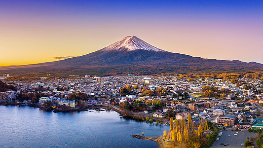 日落时藤山和川口子湖 秋天是日本矢马纳奇的藤田山季节火山场景天空叶子公吨寺庙风景旅行地标树叶图片