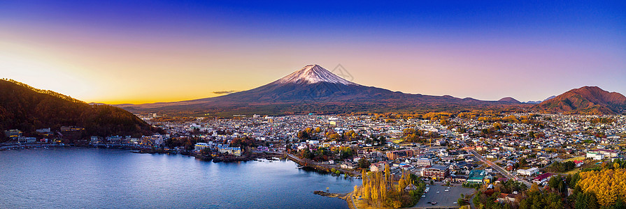 日落时藤山和川口子湖 秋天是日本矢马纳奇的藤田山季节地标寺庙树叶叶子旅行火山天空蓝色公吨场景图片