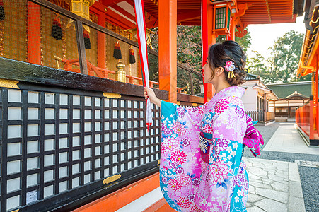 日本京都神社传统日本妇女基莫诺斯旅游戏服服装游客旅行女士女孩和服衣服文化图片