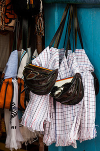 哥伦比亚来自安蒂奥基亚地区的哥伦比亚传统皮革包肩膀动物手工文化织物骡夫带子手工业皮肤裙子图片