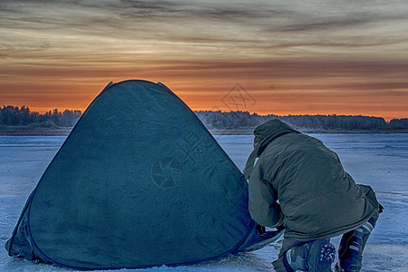 用于冬季在冰上捕鱼的帐篷旅行淡水娱乐季节房屋树木暴风雪钓鱼靴子运动图片