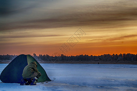 用于冬季在冰上捕鱼的帐篷男人淡水建筑物活动冰钓季节闲暇暴风雪地平线运动图片