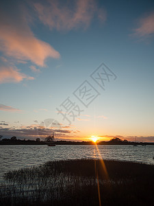 蓝色水天表面环月光海岸 海平面季节阳光旅游场景日落旅行海景海浪天空海洋图片