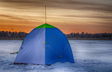 用于冬季在冰上捕鱼的帐篷运动地平线冰钓房屋树木闲暇活动渔夫淡水男人图片