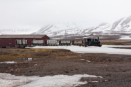 斯瓦尔巴德群岛Ny Alesund的旧列车和小屋图片