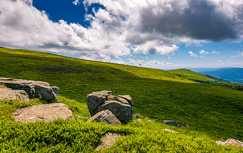 波罗尼娜鲁纳草坡上的巨巨石巨石土地小丘大部分风景顶峰岩石爬坡石头地面图片