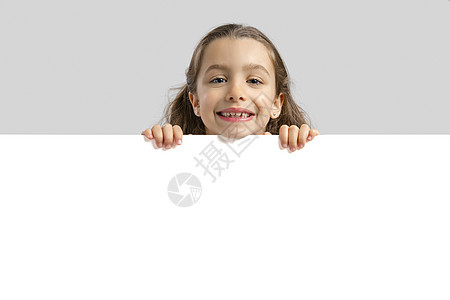 拿着空白板的可爱女孩纸板儿童工作室卡片女性展示微笑童年快乐推介会图片