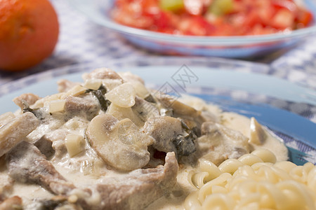 猪排牛肉和蘑菇奶油奶油状猪肉食物沙拉酱午餐面条肉汁盘子美食图片