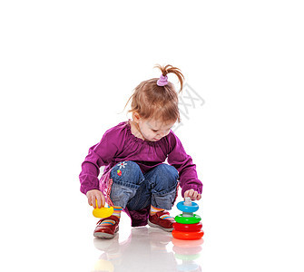 女孩玩金字塔婴儿快乐孩子学习好奇心头发喜悦童年玩具乐趣图片