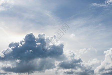 白云在天空中景观蓝色风景气候白色日光蓝天天气云景多云图片