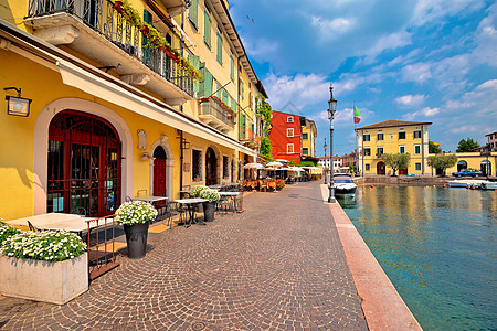 Lazise 色彩多彩的港口和船只视图村庄游客旅游地标历史建筑学旅行全景建筑遗产图片