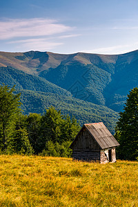 在山上的一个草原上海拔草甸子边缘山脊地面地区风景国家农村爬坡图片