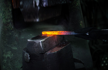 工作中的铁匠行动橙子工匠男人生产煤炭齿轮工人锤子火焰图片