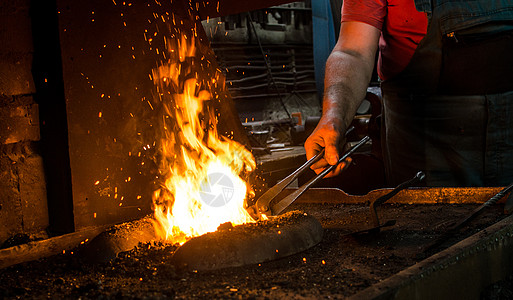 工作中的铁匠烧伤行动工匠煤炭男人职业工艺工具火花身体图片