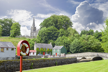 城堡镇公园和教堂图片