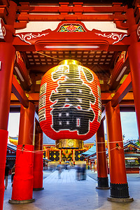 日本东京Sensoji寺庙Kaminarimon门和灯灯 日本东京佛教徒寺庙城市入口旅行吸引力浅草灯光旅游神社图片