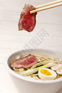 配面 鸡蛋和肉的日本汤烹饪食物面条肉汤豚骨筷子乡村洋葱蔬菜煮沸图片