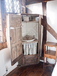 在英语拐角的旧木式洗手橱碗盆水槽衣柜淋浴装饰品房间公寓房子装饰盆地奢华洗手间龙头图片