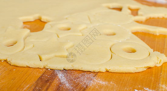 烤圣诞节饼干脆皮烹饪粉末面粉面团食物木头糕点面包甜点图片