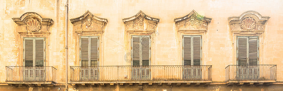 意大利莱克Lecce  以巴洛克风格的旧窗口入口景观大理石古董奢华地标文化石头历史性城市图片