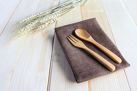 木制勺子和木制背景叉图片