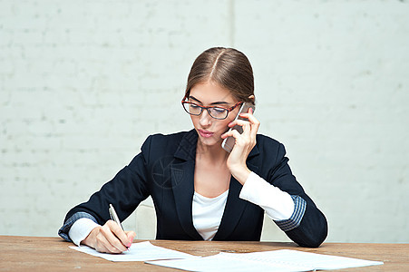 商业妇女通过电话交谈写作套装女性办公室人士工人管理人员合同经理企业家图片
