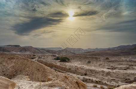在以色列涅盖夫沙漠地带旅行假期远足者天空游客远足沙漠山脉旅游背景图片