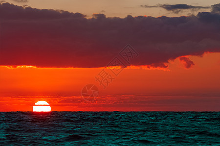 海面的浪漫日落天空戏剧性反射橙子蓝色太阳海洋游艇紫色射线图片