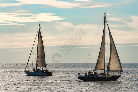波罗的海航行的帆船桅杆白色乘客运输水手运动天空海洋游艇材料图片