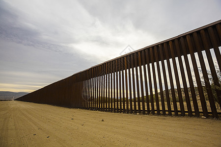 与墨西哥接壤的美国长长长长长长边境隔离墙图片