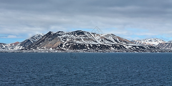 挪威斯瓦尔巴群岛的山脉分布高清图片