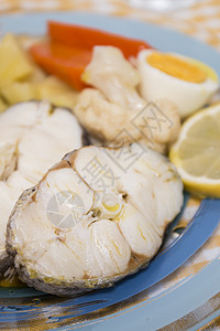 带菜菜花和土豆的哈克鱼食物午餐桌子烹饪用餐饮食柠檬盘子白色蔬菜图片