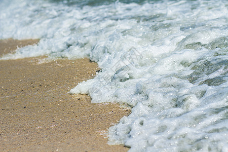 大力泼水和泡沫沙滩和海洋泡沫海浪蓝色海滩海岸背景
