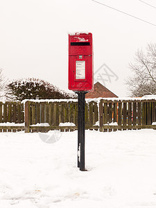 街道村庄外面红色村的红后邮箱 冬季下雪图片
