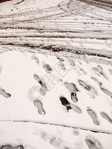 轮胎痕迹外的路径和道路上的雪迹小径脚印 flo线条牵引力交通危险侧光地面街道天气季节运输图片