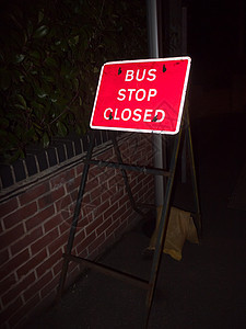 夜间公交车站红色路牌图片