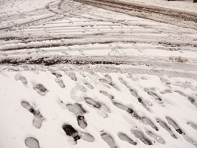 轮胎痕迹外的路径和道路上的雪迹小径脚印 flo踪迹危险线条交通街道沙丘旅行冻结地面运输图片